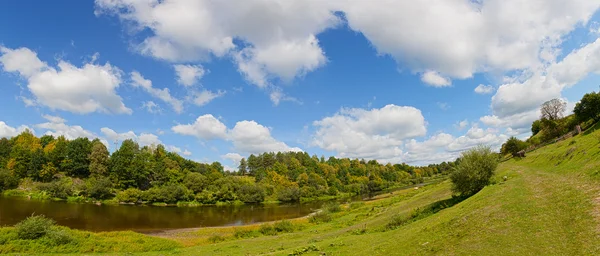 Zomer panorama met rivier — Stockfoto