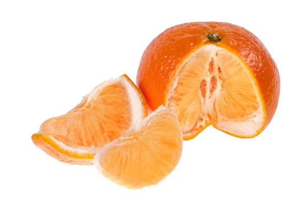 Mandarina naranja sobre fondo blanco —  Fotos de Stock