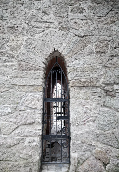 Úzká brána v kamenné zdi — Stock fotografie