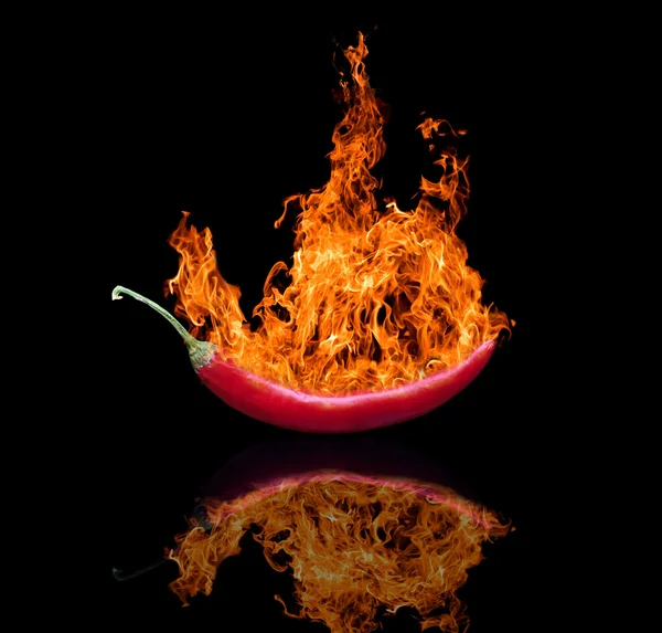 Pieprz czerwony chili w płomień — Zdjęcie stockowe