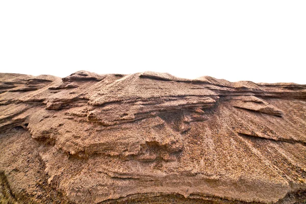 Tmavý písek kopce izolovaných na bílém — Stock fotografie