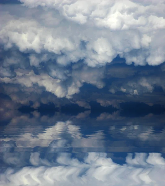 Dark sky with clouds and reflection — Stock Photo, Image
