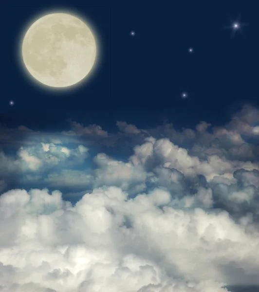 Grote wolken en volle maan — Stockfoto