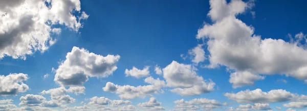 Cielo con muchas nubes blancas grandes —  Fotos de Stock