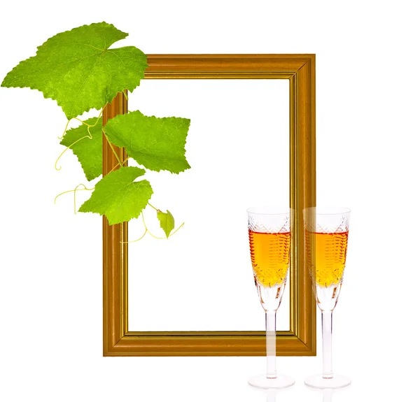 Groene wijnbouw en houten frame geïsoleerd op wit — Stockfoto