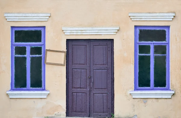 Vägg med dörr och två fönster — Stockfoto