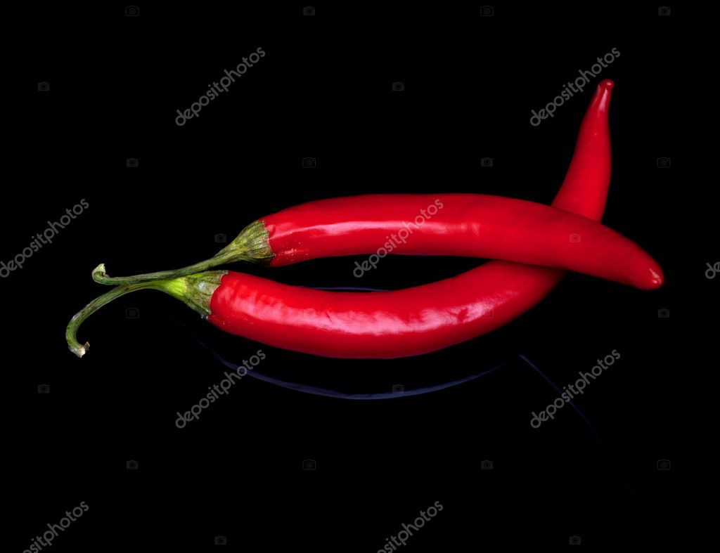 Dos papeles rojos de chile sobre