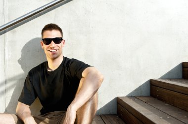 adam duvar tarafından