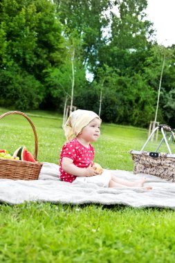 Bebek çimenlerin üzerinde