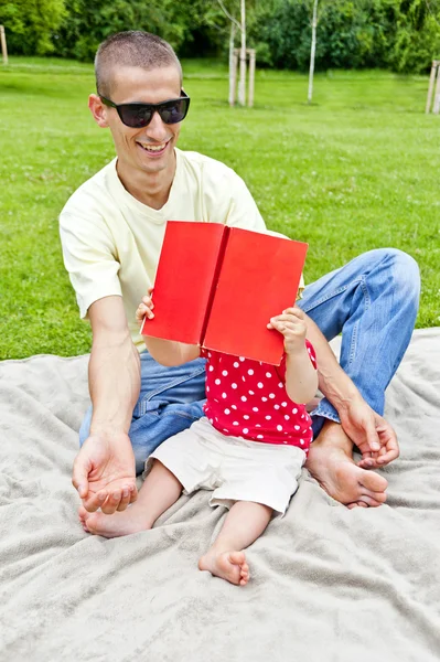 Baby lezen van een boek — Stockfoto