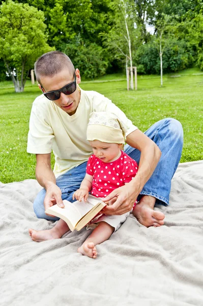 Bebê lendo um livro — Fotografia de Stock