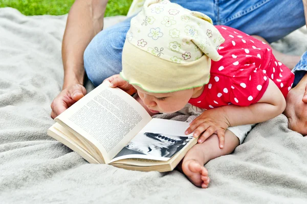 Bebê lendo um livro — Fotografia de Stock