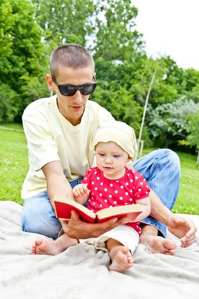 Baby liest ein Buch — Stockfoto