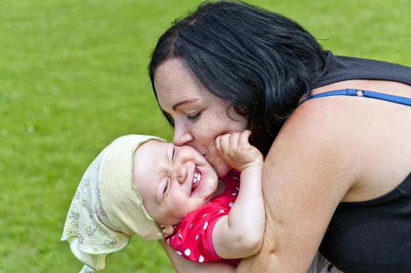공원에서 그녀의 아기와 엄마 — 스톡 사진