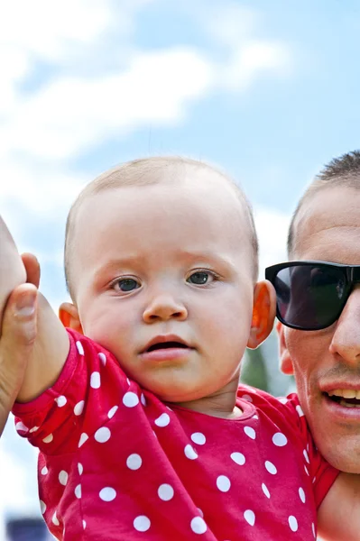 Vader spelen met babymeisje — Stockfoto