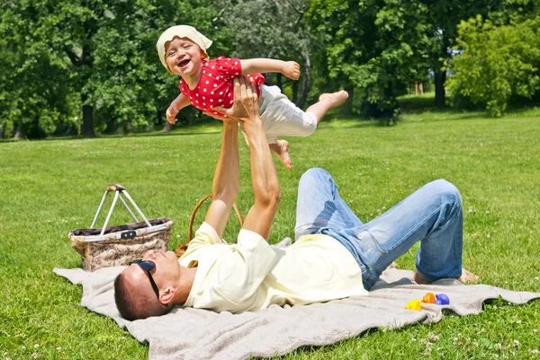 Baba ile kız bebek oyna — Stok fotoğraf