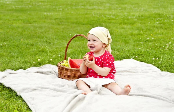과일로 피크닉에 아기 — 스톡 사진