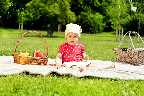 Baby på piknik med frukt – stockfoto