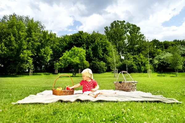 Baby auf Picknick mit Früchten — Stockfoto