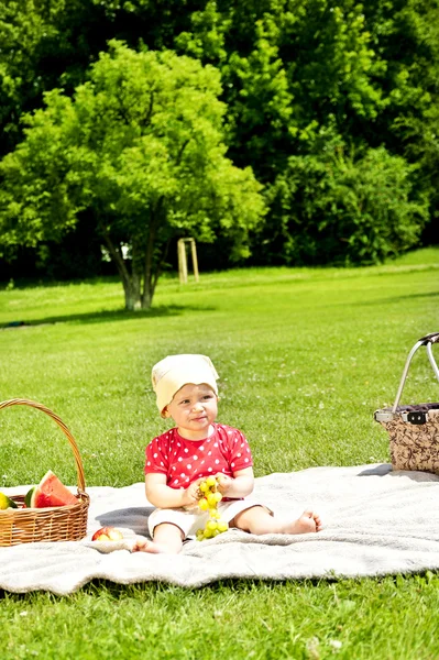 Baby auf Picknick mit Früchten — Stockfoto