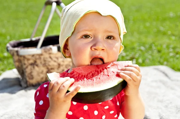 Baby eten watermeloen — Stockfoto