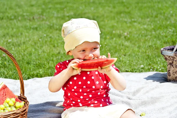 Bébé mangeant pastèque — Photo