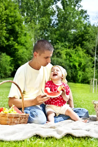 Ребенок с отцом на пикнике — стоковое фото