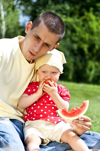 Dziecko z ojcem na piknik — Zdjęcie stockowe