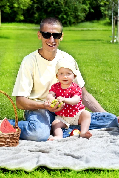 Ребенок с отцом на пикнике — стоковое фото
