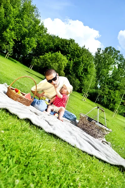 Dziecko z ojcem na piknik — Zdjęcie stockowe