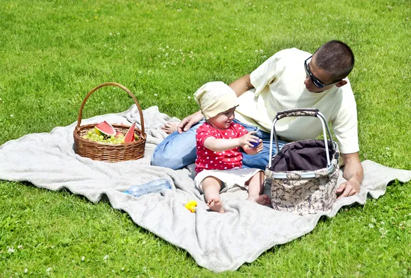Dítě s otcem na piknik — Stock fotografie