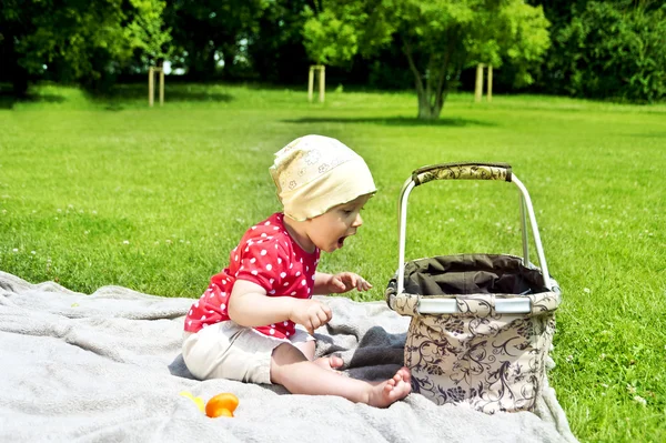 Baby på gress-lek – stockfoto
