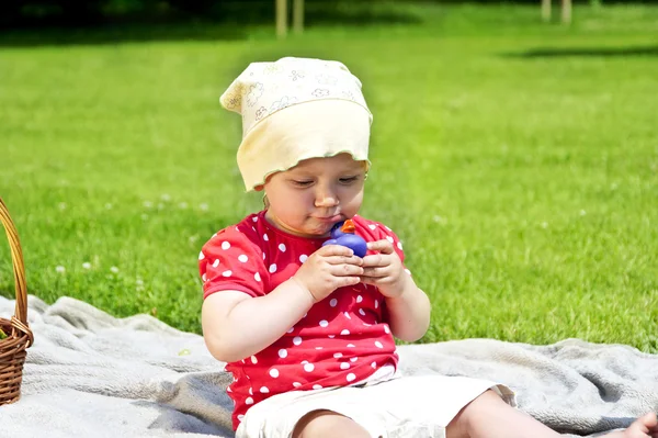 Dítě na trávě hře — Stock fotografie