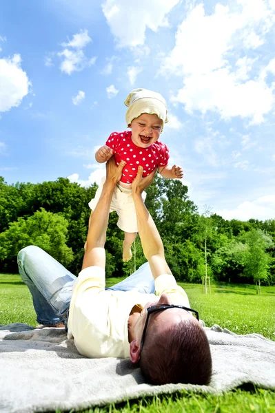 Отец играет с маленькой девочкой — стоковое фото