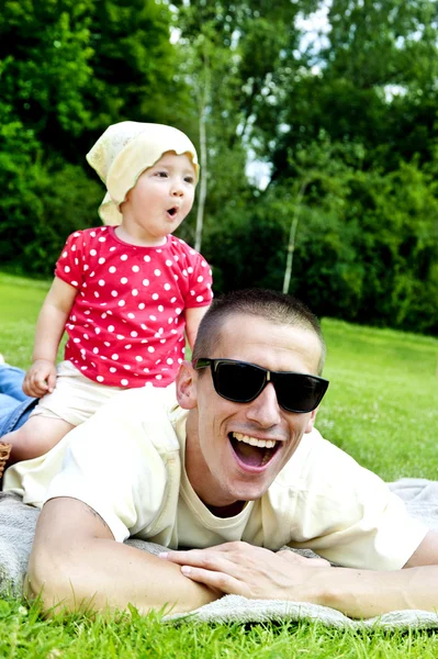 Pai jogar com bebê menina — Fotografia de Stock
