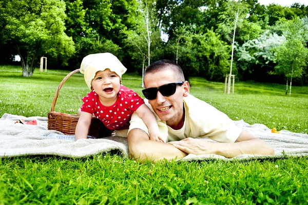 Vater spielt mit Baby Mädchen — Stockfoto
