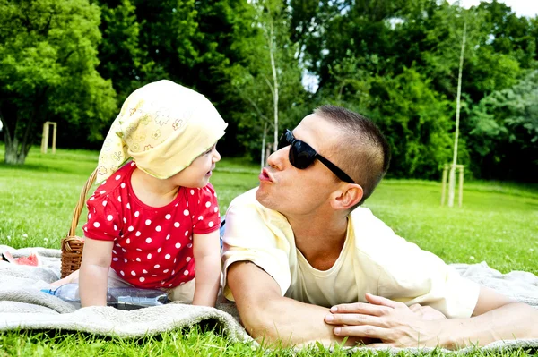 Pai jogar com bebê menina — Fotografia de Stock