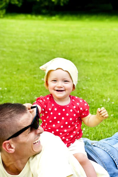 Bebê em óculos de sol — Fotografia de Stock