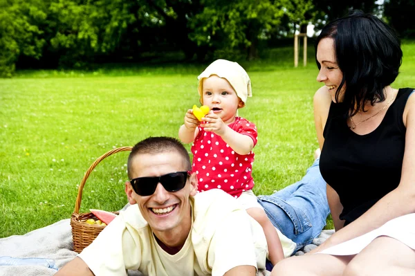 Rodina na piknik venkovní — Stock fotografie