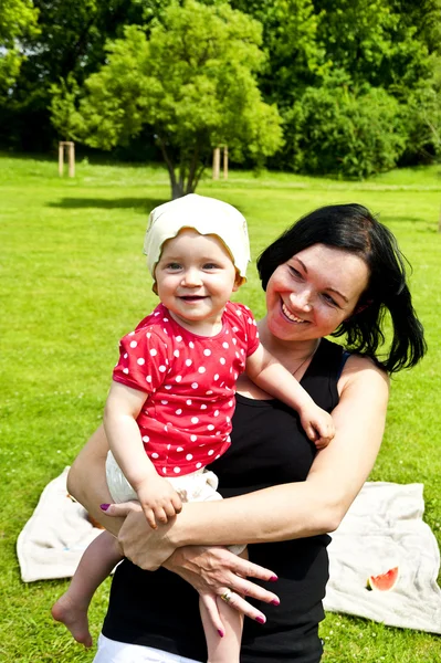 Mother With Her Baby In Park — Stock Photo, Image