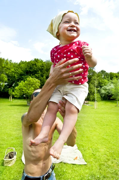 Vader spelen met babymeisje — Stockfoto