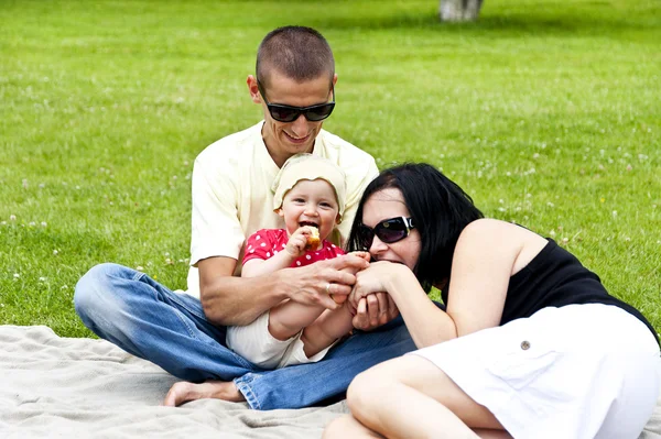 Aile piknik açık olarak — Stok fotoğraf