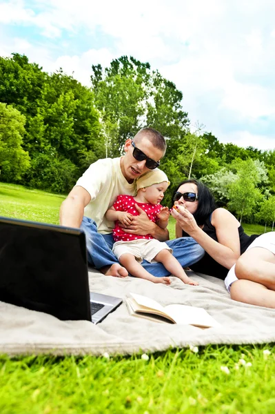 Rodina na piknik venkovní — Stock fotografie