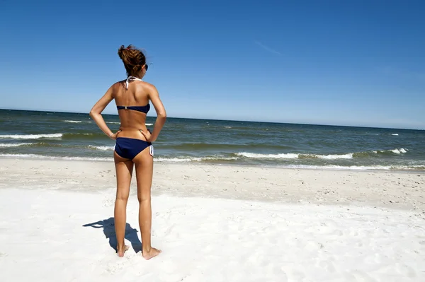 모래에 있는 여자 — 스톡 사진