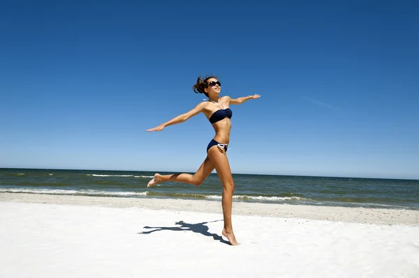 Donna sulla sabbia — Foto Stock