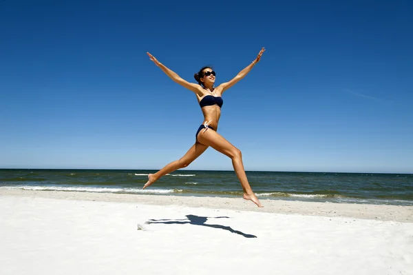 Žena na písku — Stock fotografie