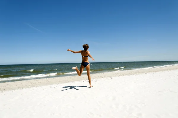 Kvinna på sand — Stockfoto