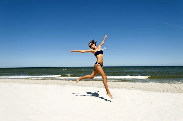 모래에 있는 여자 — 스톡 사진