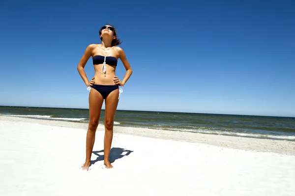 Kobieta na piasku — Zdjęcie stockowe