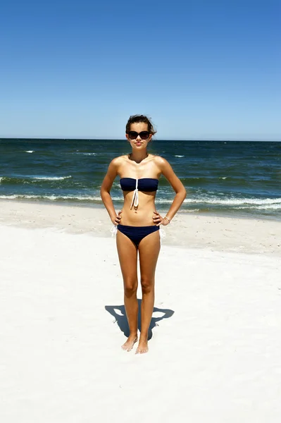在沙滩上的女人 — 图库照片